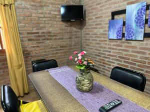 Televisyen dan/atau pusat hiburan di Cabaña La Casona en el centro