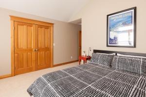 Un dormitorio con una cama con un edredón blanco y negro. en Private Reserve townhouse, en Hood River