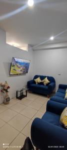 San AntonioにあるDepartamento en Recoleta - San Blasのリビングルーム(青いソファ2台、絵画付)