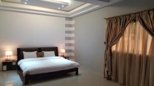 Ein Bett oder Betten in einem Zimmer der Unterkunft Riviera Taouyah Hotel