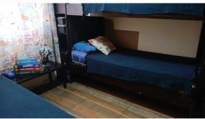 1 Schlafzimmer mit 2 Etagenbetten mit blauer Bettwäsche in der Unterkunft Cabaña Hogar dulce Hogar in Manantiales + 9 Fotos