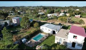 eine Luftaufnahme eines Hauses und eines Swimmingpools in der Unterkunft Cabaña Hogar dulce Hogar in Manantiales