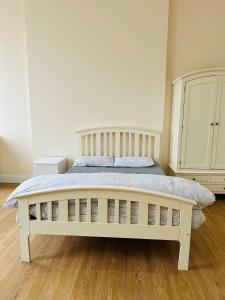 グラスゴーにあるMaster Bedroom in City Centerのベッドルーム(白いベッド1台、白いキャビネット付) +5枚の写真