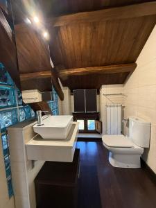 een badkamer met wastafel en toilet bij Casa Chita in Tapia de Casariego +21 foto's