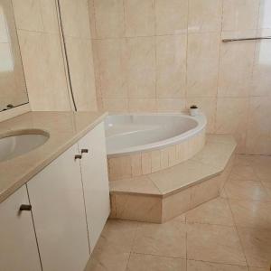 un bagno con vasca e lavandino di Jose & Idalina House a Funchal Altre 27 foto