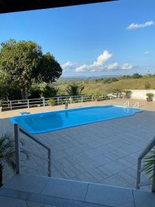 una gran piscina azul en un patio en Casa para temporada Amargosa-ba, en Amargosa 8 fotos más
