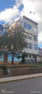 San AntonioにあるDepartamento en Recoleta - San Blasの前に木がある白い建物