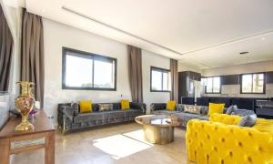 Oulad AkkouにあるDar Zwinaのソファ2つとテーブルのあるリビングルーム