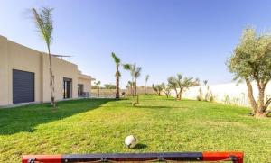 Oulad AkkouにあるDar Zwinaの庭の芝生に座るサッカーボール