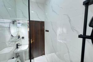 伊凯贾La Vintage Apartelle - Apartment Singapore的一间带水槽和木门的浴室