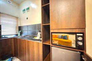 伊凯贾La Vintage Apartelle - Apartment Singapore的厨房里有一个柜台，柜台上放着一张黄色的沙发