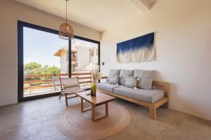 Posezení v ubytování Cozy 2BR Apto Terrace, Pool & AC Steps from Beach