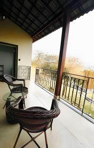 Camera dotata di balcone con sedie e vista. di Chalé Citrino Conforto vista para Montanhas - no melhor da Lapinha da Serra a Santana do Riacho