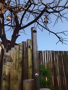 una recinzione di legno con un albero sullo sfondo di Chalé Topázio Azul Natureza plena sossego Lapinha - no melhor da Lapinha da Serra a Santana do Riacho