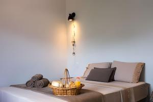 une chambre avec un lit avec un panier dessus dans l'établissement Chale Esmeralda Conforto Lago Natural Sossego - no melhor da Lapinha da Serra, à Santana do Riacho