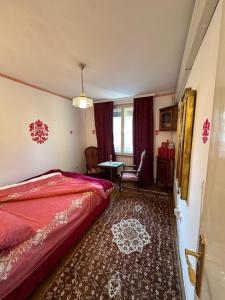 Postel nebo postele na pokoji v ubytování Royal Baroque Apartment with Stunning Views