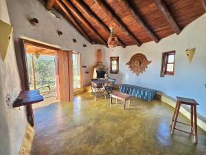 a living room with a couch and a table at Chalés Vila Carrancas - Unidade Serra in Carrancas +60 photos