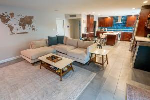 una sala de estar con un sofá y una mesa en Stylish Tempe Home with Private Pool and Mins to ASU, en Tempe