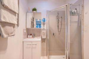 a bathroom with a shower and a sink at Boulder House in Melbourne +11 photos