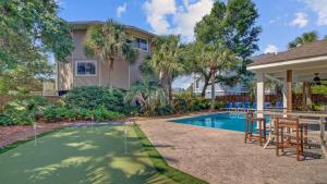Bazén v ubytování Private Pool Putting Green Steps to Isle of Palms Beach Paradise on Palm nebo v jeho okolí