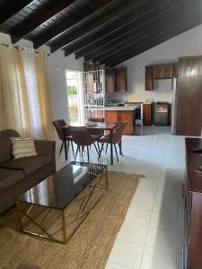 Кухня или мини-кухня в Bogue Paradise Bungalow
