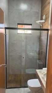 Un baño con ducha, inodoro y lavabo. en Casa no Residencial Marlene Vaz com 2 quartos, en Porangatu