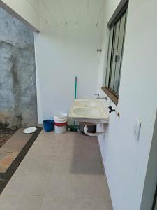 Un baño con lavabo en una habitación. en Casa no Residencial Marlene Vaz com 2 quartos, en Porangatu