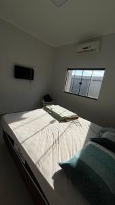 una cama grande en una habitación con ventana en Casa no Residencial Marlene Vaz com 2 quartos, en Porangatu