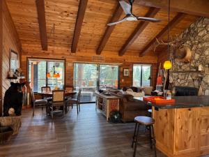 Posezení v ubytování Luxury Lake Almanor Cabin Covered Deck & Views