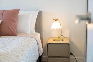 Postel nebo postele na pokoji v ubytování Central Woden Stay, Near Hospital, CIT, Pool + 21 fotografií