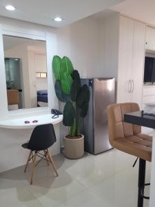 una cucina con un frigorifero, un tavolo e una pianta di Flat Lakeside Beira lago a Brasilia