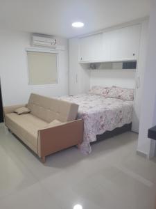 una camera con un letto, un divano e un letto di Flat Lakeside Beira lago a Brasilia Altre 15 foto