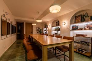 Televisyen dan/atau pusat hiburan di 301 Live Local Balcony Loft in Vibrant Laureles area
