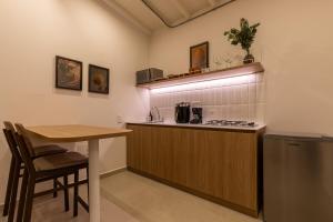 Dapur atau dapur kecil di 301 Live Local Balcony Loft in Vibrant Laureles area