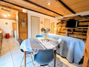 a dining room with a table and chairs at Charmant meublé au calme, proche cascades, randos, chevaux, parking et terrasse privée, WiFi gratuit - FR-1-589-365 in Le Tholy
