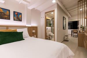 Postel nebo postele na pokoji v ubytování 303 Balance and Design Loft with AC in Laureles area + 20 fotografií