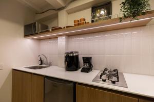 Kuchyň nebo kuchyňský kout v ubytování 303 Balance and Design Loft with AC in Laureles area