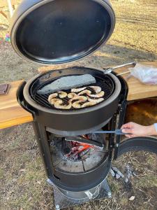 una griglia con un sacco di cibo che cuoce di Camp inn Kiyosato GRANDEUR - Vacation STAY 42081v a Hokuto