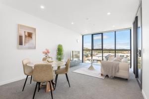 Postel nebo postele na pokoji v ubytování Mountain View Woden Stay, Near Hospital, CIT + 23 fotografií