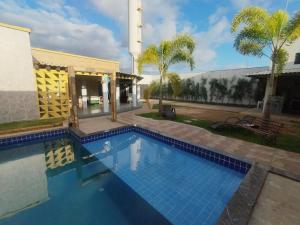 ein Schwimmbad vor einem Gebäude in der Unterkunft Santa Cabana Cariri in Juazeiro do Norte