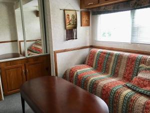 Camera piccola con divano e tavolo di Camp inn Kiyosato GRANDEUR - Vacation STAY 42079v a Hokuto