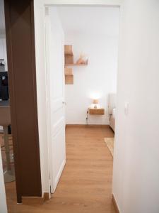 - un couloir avec une porte menant à une chambre dans l'établissement Cosy appartement Levallois, à Levallois-Perret