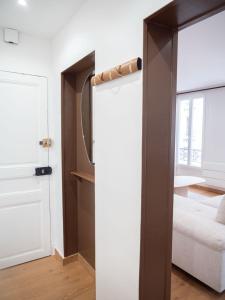 - une porte coulissante dans une chambre avec un lit dans l'établissement Cosy appartement Levallois, à Levallois-Perret