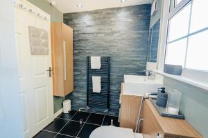 Koupelna v ubytování 3 Bed House With Free Parking, Garden & Fast Wifi + 41 fotografií