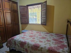 a bedroom with a bed and a window at Casa de Veraneio em Soure, Marajó PA in Soure