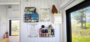 Una cocina con una pared con un pájaro en la pared. en Taranaki Creekside KIWI by Tiny Away, en Stratford