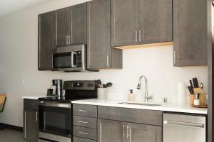 Una cocina o cocineta en Deer District Studio Apt - One Block from Fiserv and Baird