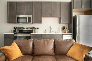 Una cocina o cocineta en Deer District Studio Apt - One Block from Fiserv and Baird