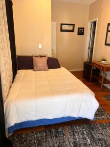 a large bed in a room with a table at Amazing Wood streets studio in Riverside