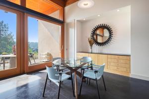 Un comedor con una mesa de cristal y sillas. en Reserve Camp 25 30 Day Minimum condo, en Bend